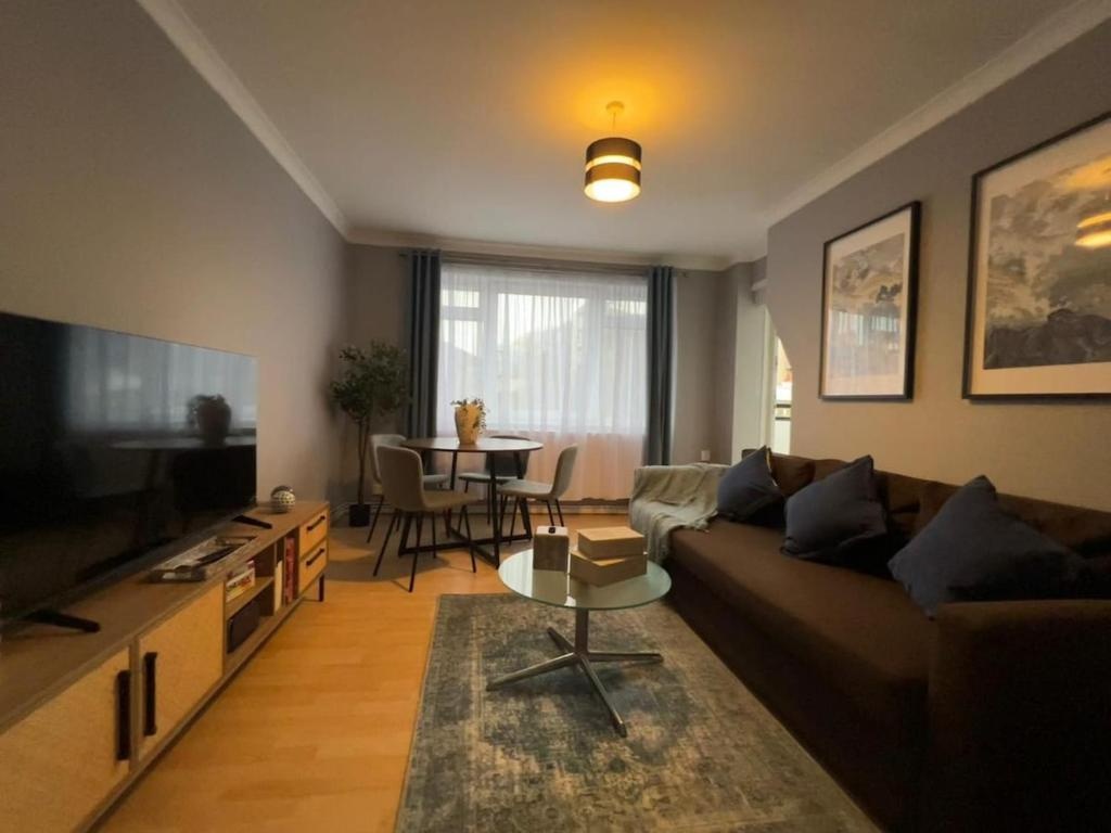 2 Bed Flat, Waltham House, SW9, N1 7GU