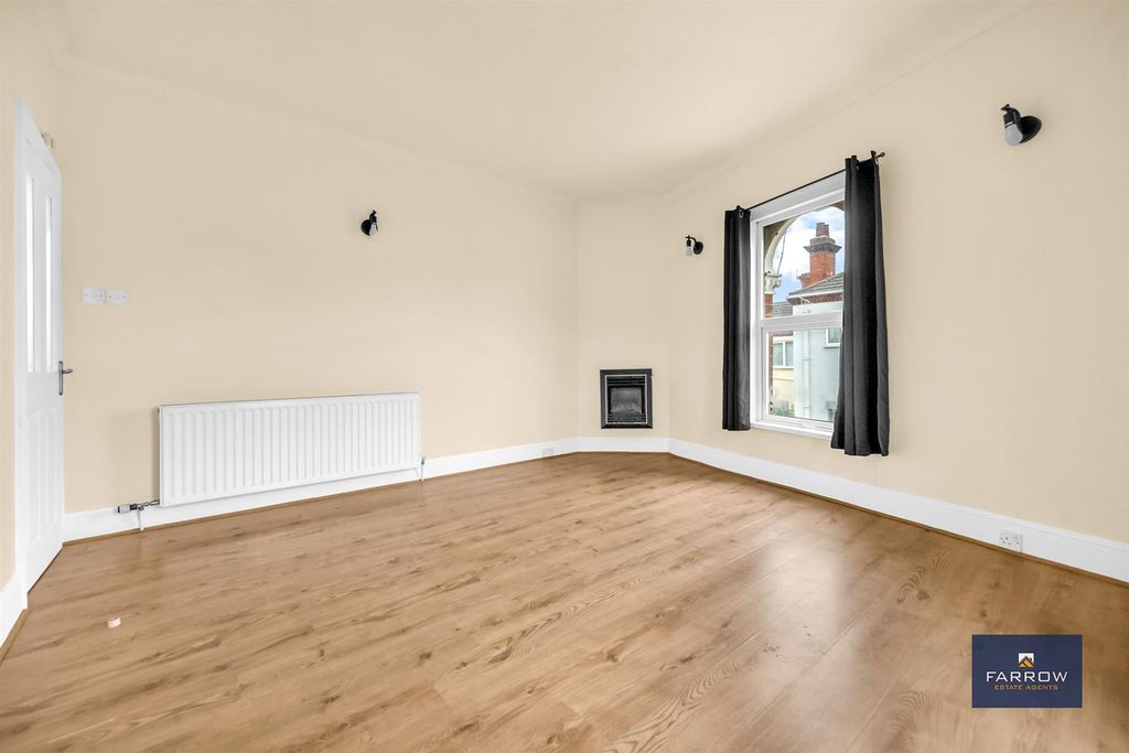 3 bed flat for salePark Street, Grimsby DN32 photo 3