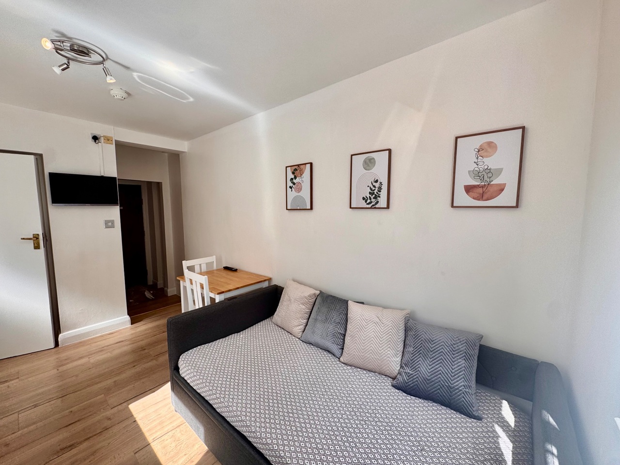 Additional image 2 of Studio Flat, Sussex Gardens, W2, N1 7GU