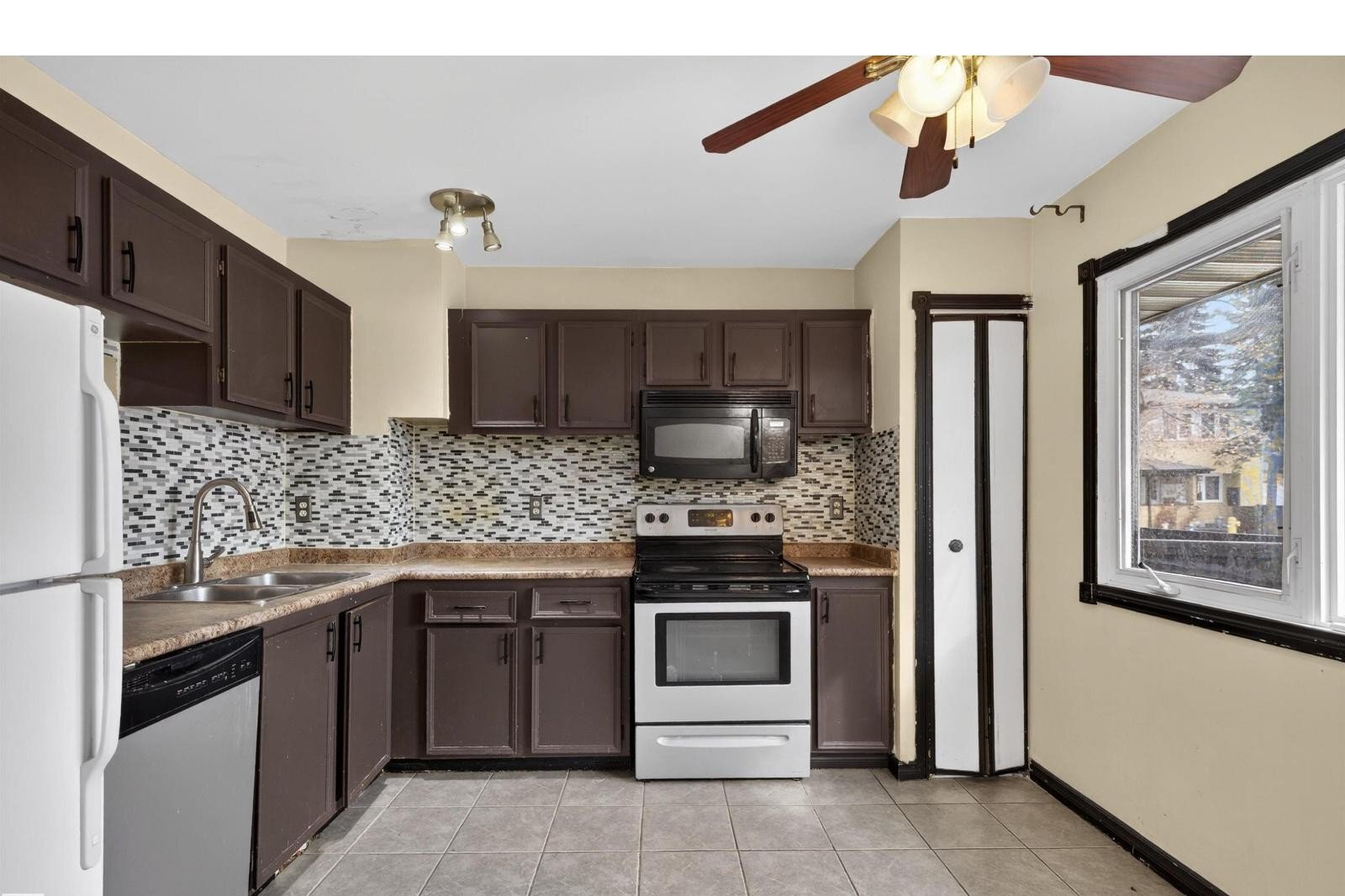 Additional image 8 of 3301 139 Avenue NW, Edmonton, AB, T5Y1T2