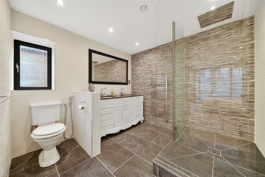 Additional image 10 of 3 bed flat for saleApartment B, High Winds, 513 Harrogate Road, Leeds, West Yorkshire LS17