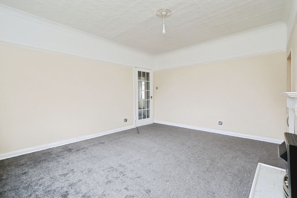 2 bed maisonette for saleLoch View, Airdrie ML6 photo 4