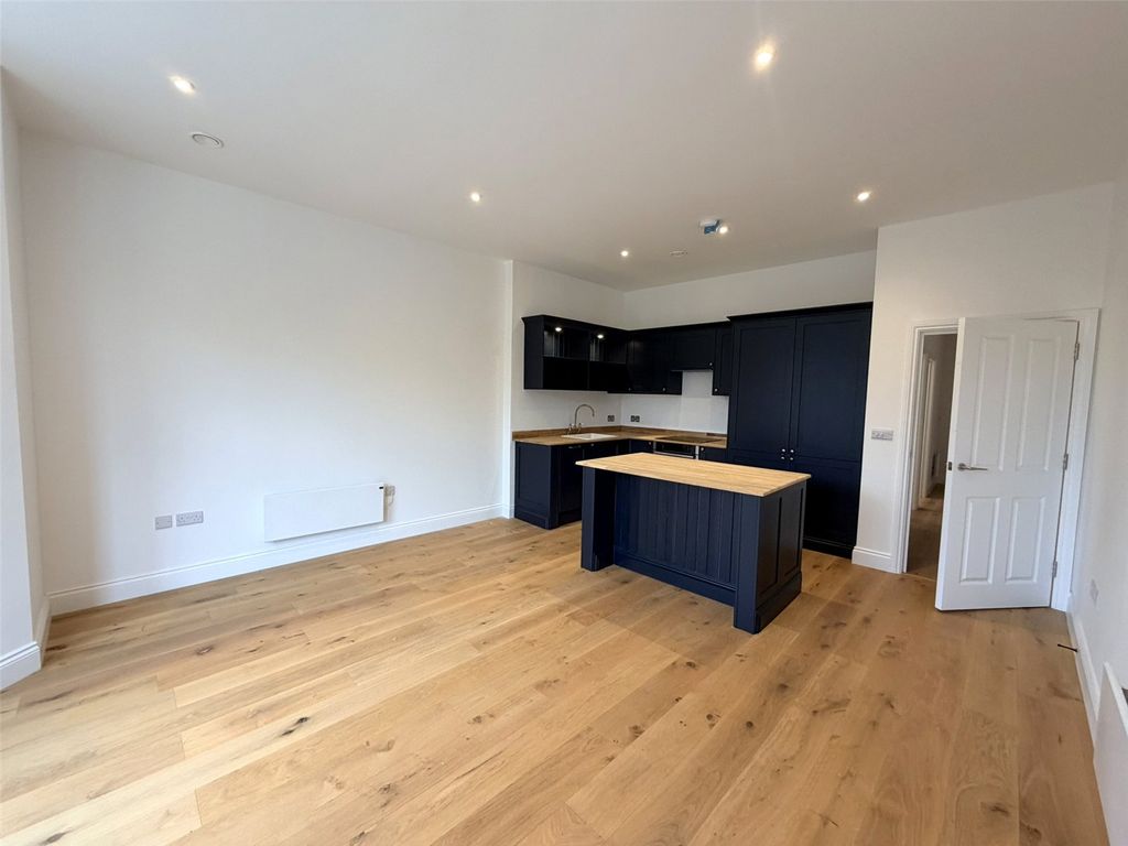 2 bed flat for saleApartment 7, Bay Court, 2-6 Bay Road, Clevedon, Somerset BS21