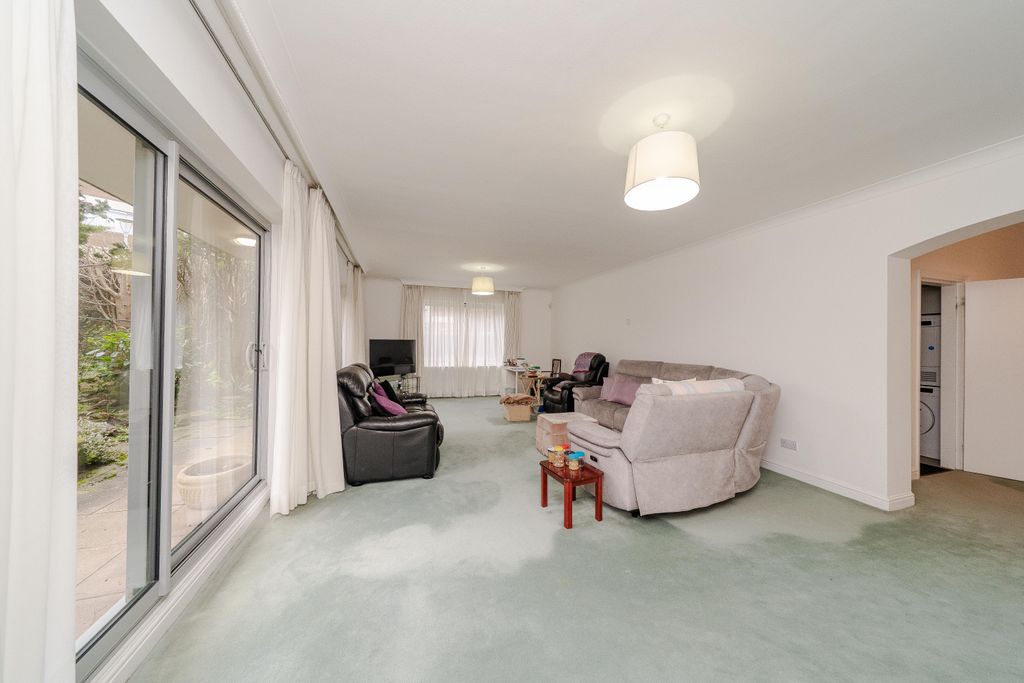 3 bed flat for salePetersham Place, Edgbaston B15 photo 5