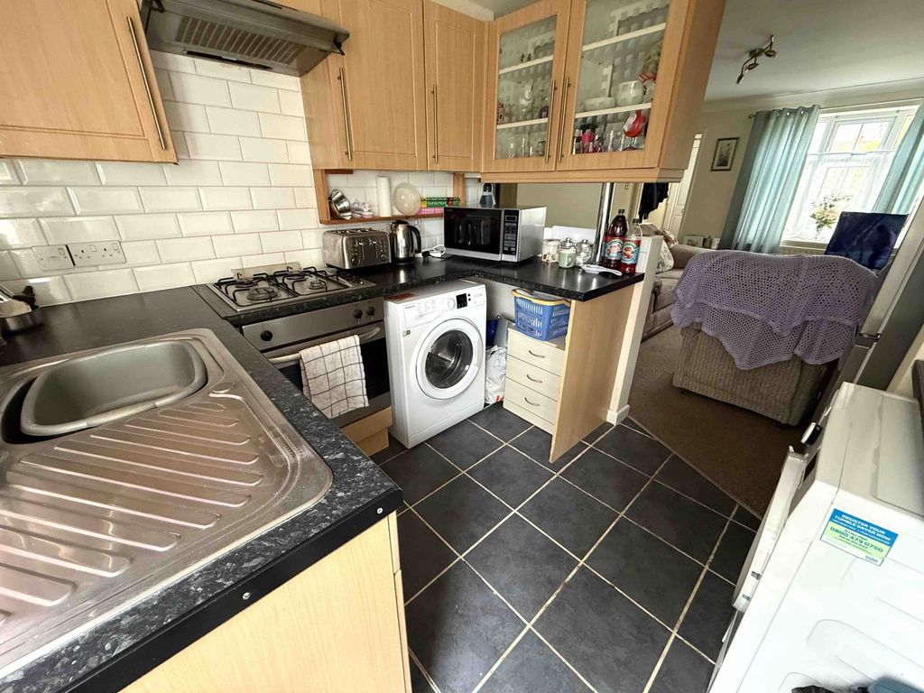 2 bed flat for saleWilkie Close, Scunthorpe DN15 photo 3