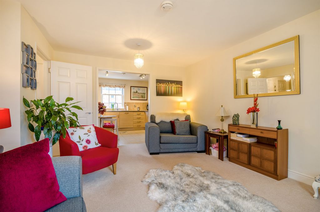 2 bed flat for saleThe Mount, Mount Way, Chepstow, Monmouthshire NP16 photo 4