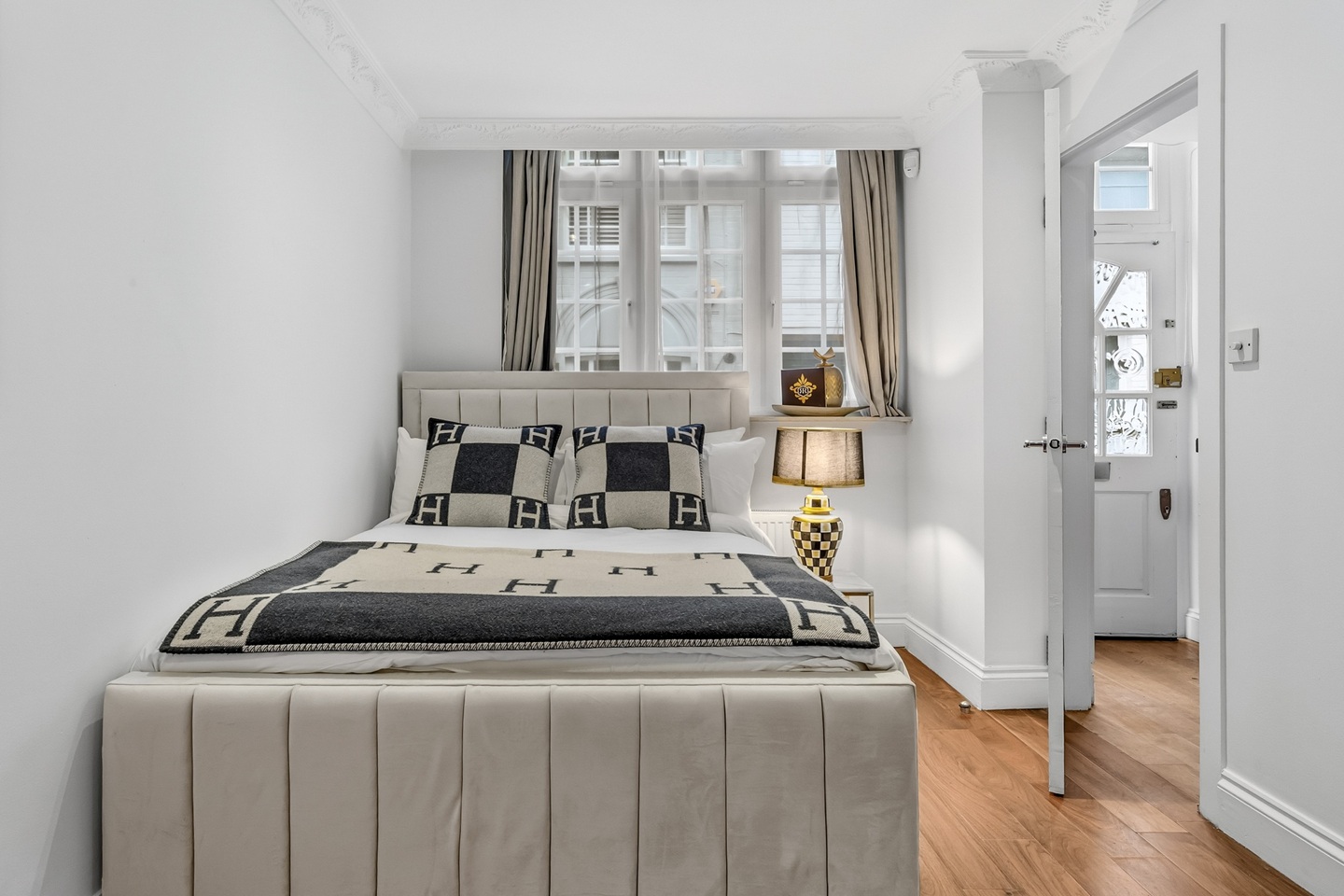 Additional image 18 of 2 Bed Flat, Ovington Mews, SW3, N1 7GU