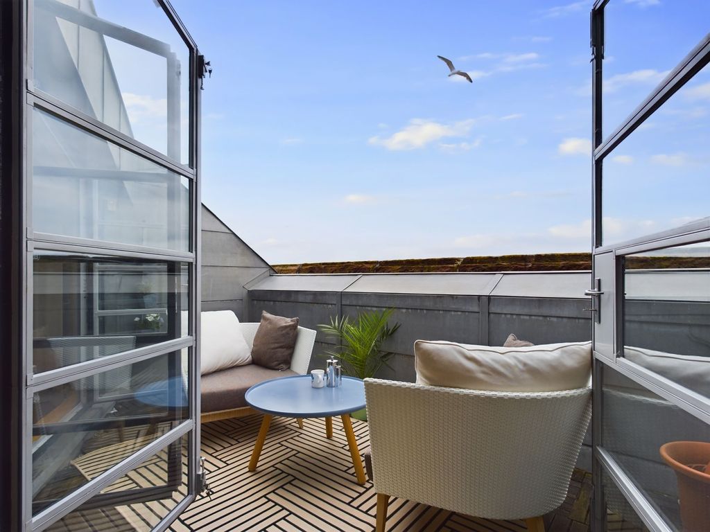 3 bed flat for saleThe Colonnades, Royal Albert Dock, Liverpool. L3