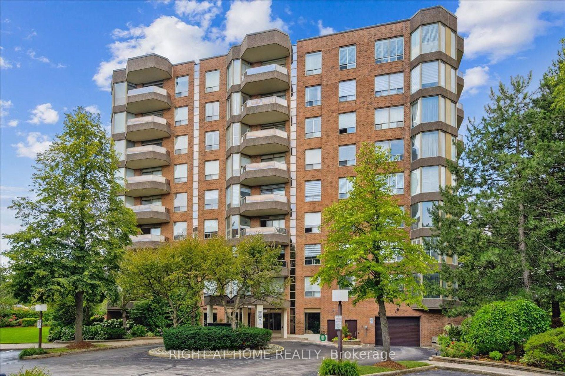 702-1901 Pilgrims Way, Oakville, ON, L6M 2W9