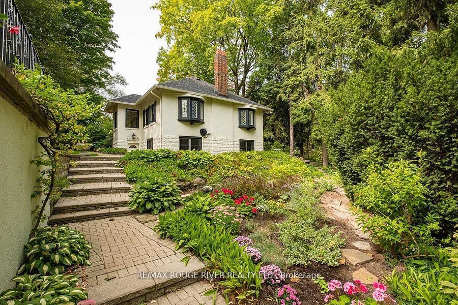 11 Donwoods Drive, Toronto, ON, M4N 2E9