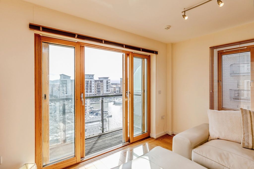 2 bed flat for saleLockside, Bristol, Avon BS20 photo 3