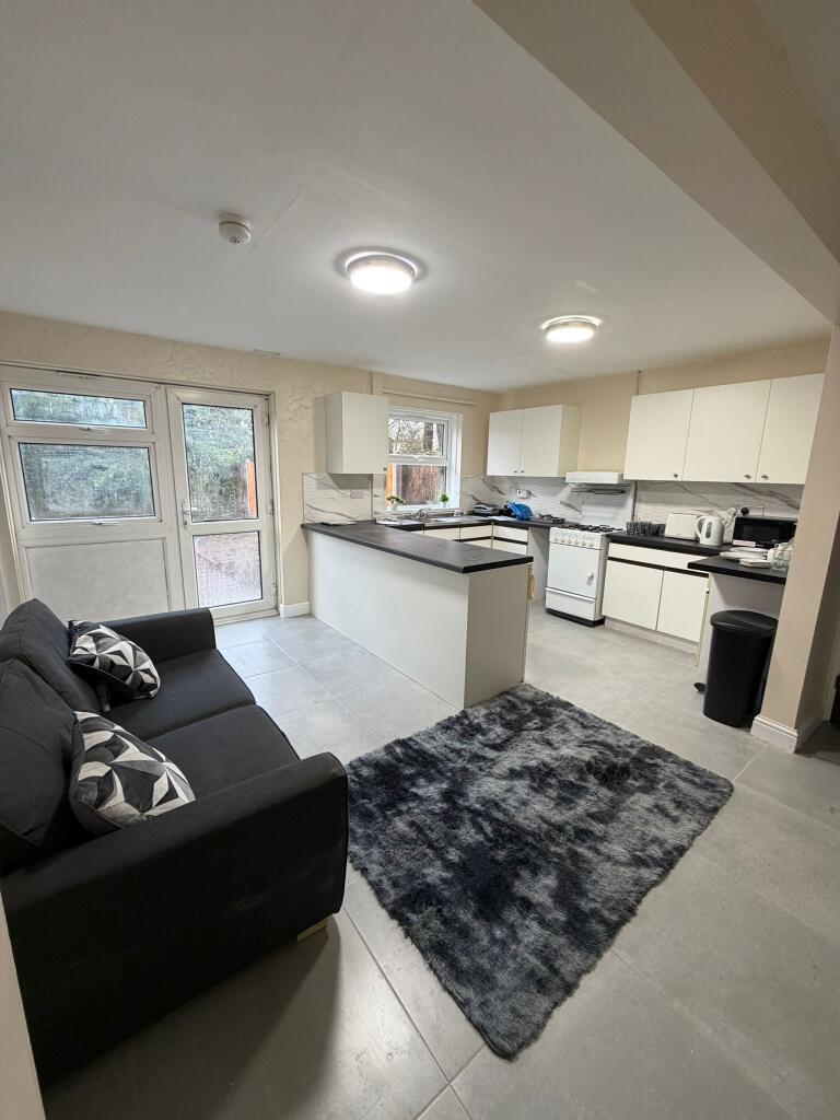 Additional image 7 of Double Room Available, Wareham Rd, B45 0JS