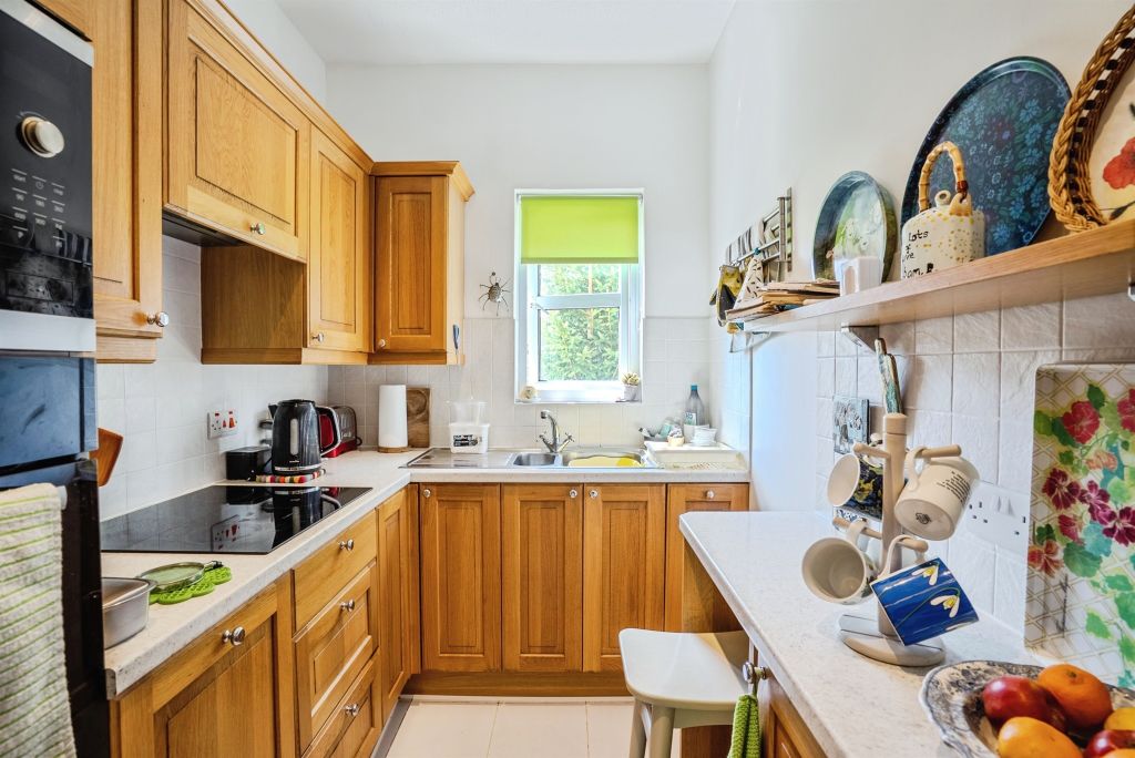 2 bed flat for saleThe Oldway Centre, Monmouth NP25 photo 3