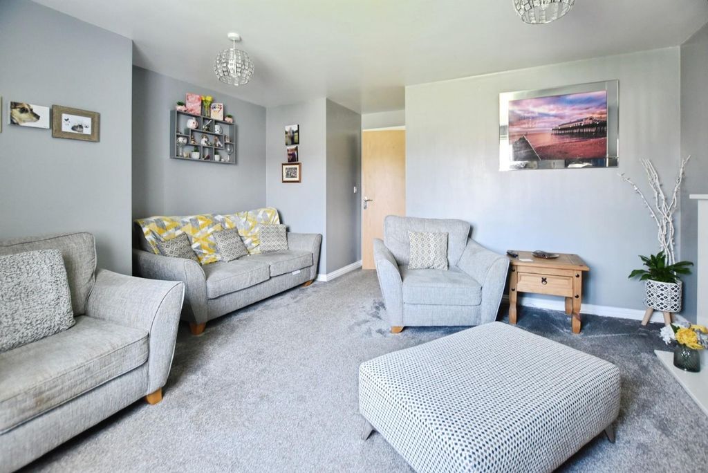 2 bed flat for salePintail Close, Scunthorpe DN16 photo 2
