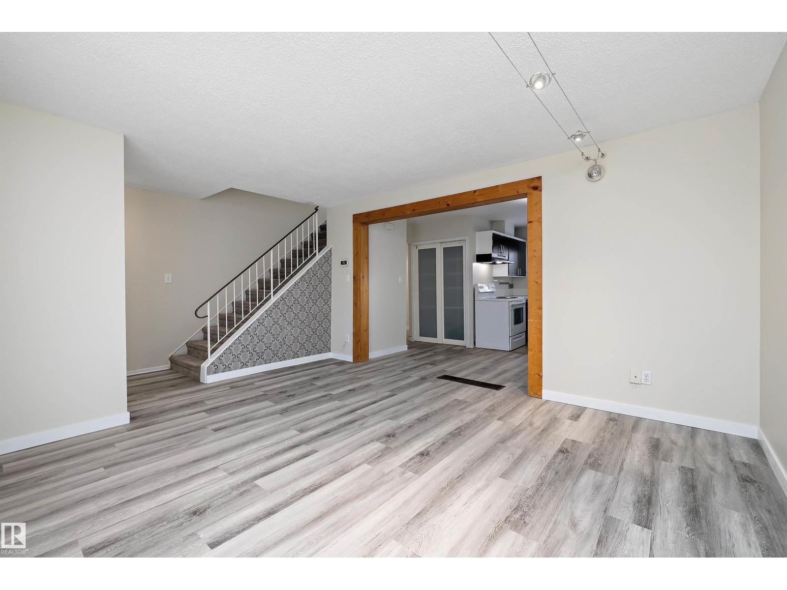 Additional image 2 of 11813 44 Street NW, Edmonton, AB, T5W2S4