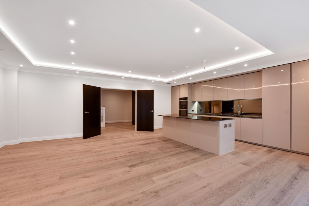 Additional image 3 of 3 bed flat for saleWellington Court, Beaconsfield HP9