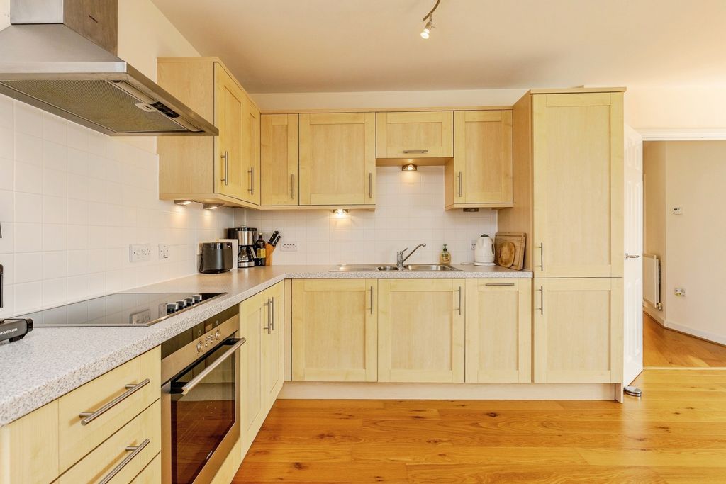 2 bed flat for saleLockside, Bristol, Avon BS20 photo 5