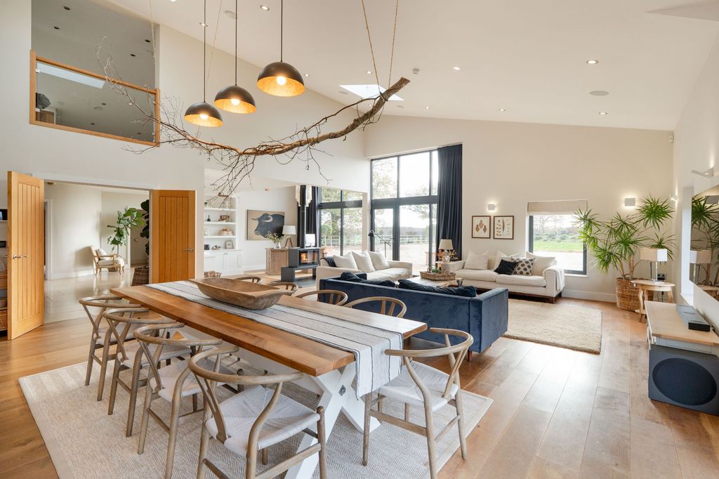 5 bed barn conversion for saleByfield NN11 photo 2