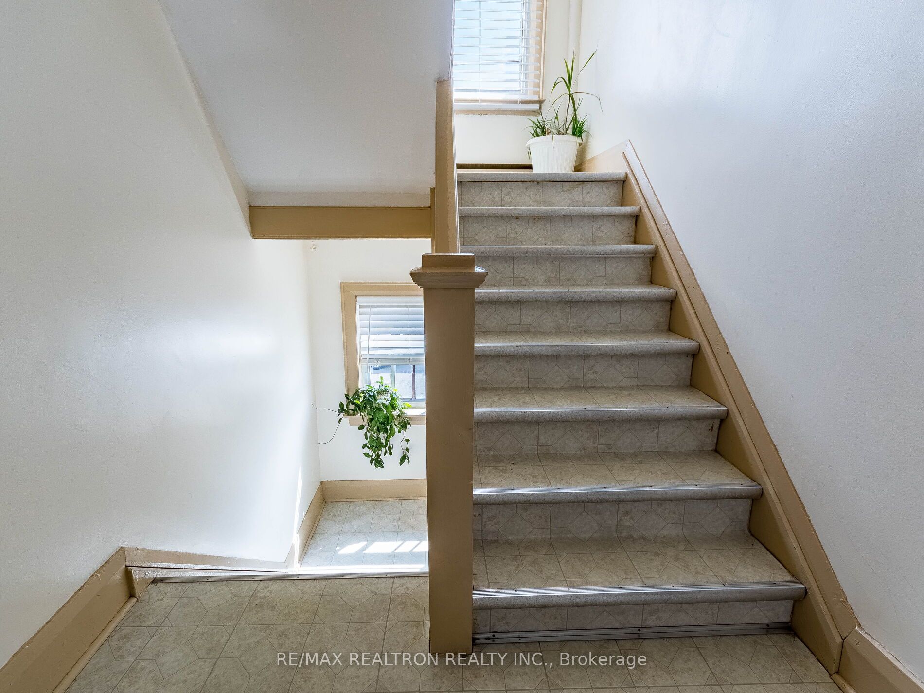 Additional image 5 of 1038 St Clair Avenue W, Toronto, ON, M6E 1A5