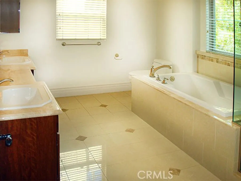 Additional image 17 of 10640 Woodbridge Street Unit PH2, Toluca Lake, CA 91602