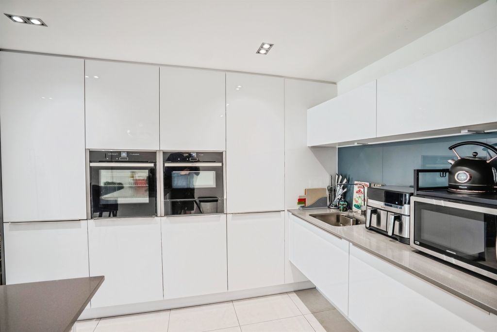 2 bed flat for saleSevern Quay, Chepstow NP16 photo 5
