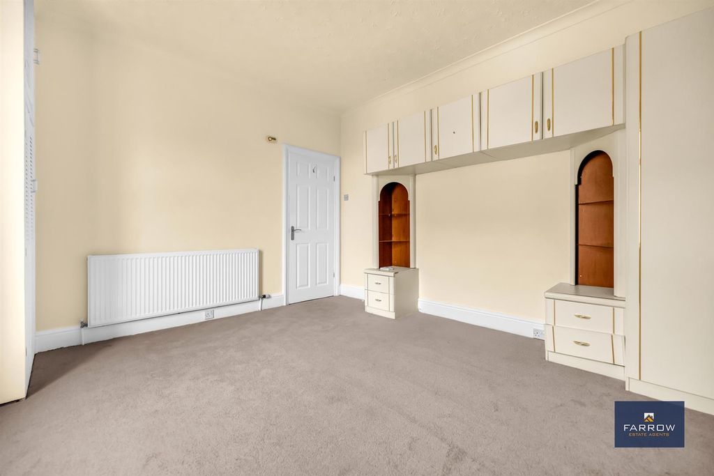 3 bed flat for salePark Street, Grimsby DN32 photo 5