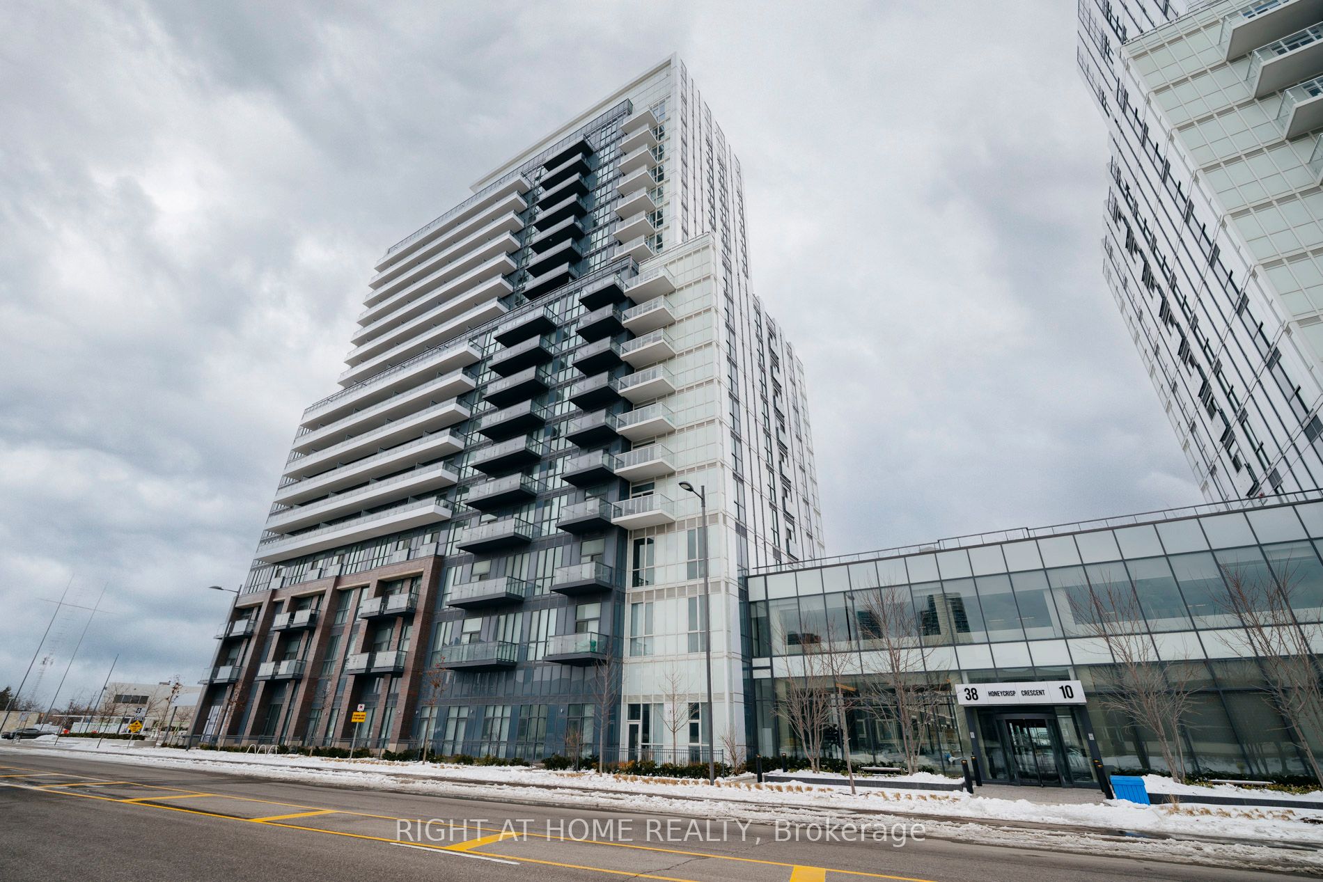 1607-38 Honeycrisp Crescent, Vaughan, ON, L4K 0M8
