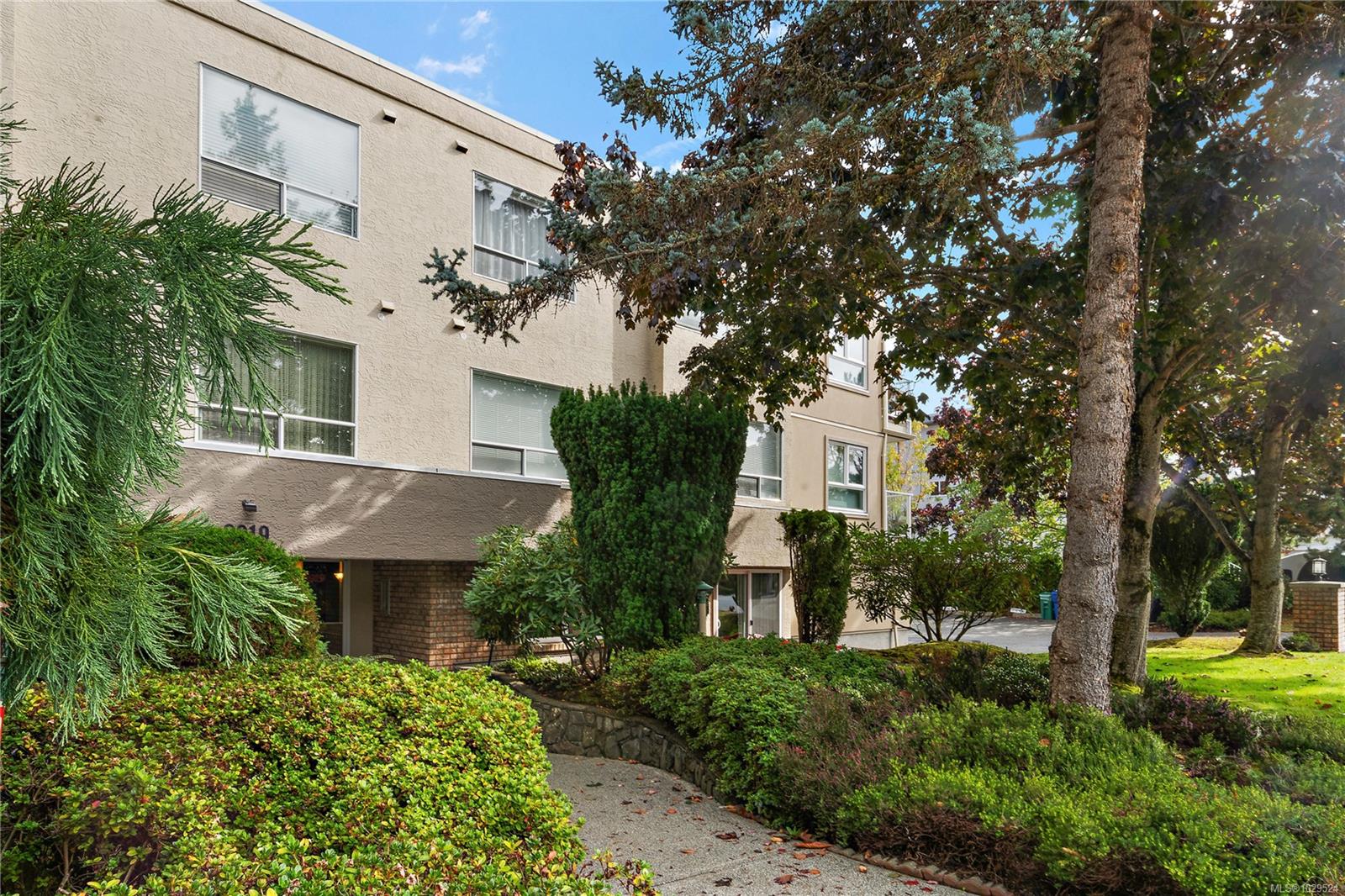 206-9919 Fourth Street, Sidney, BC, V8L 2Z6