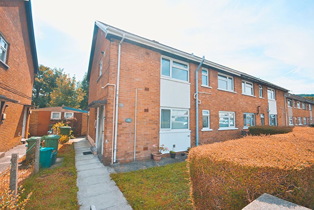 2 bed flat for saleEglwys Avenue, Pontypridd CF37