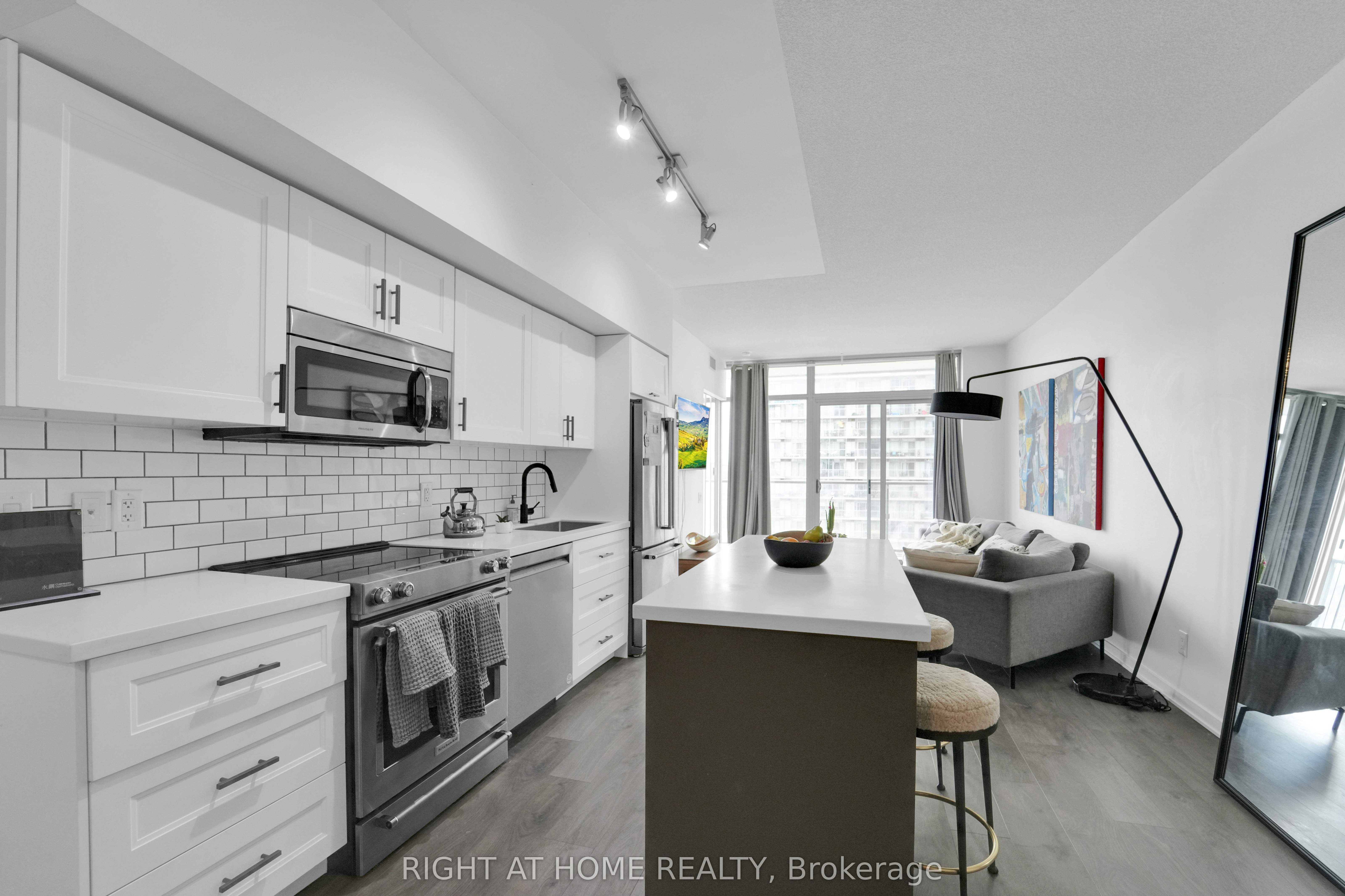 Additional image 2 of 1414-105 The Queensway N/a, Toronto, ON, M6S 5B5