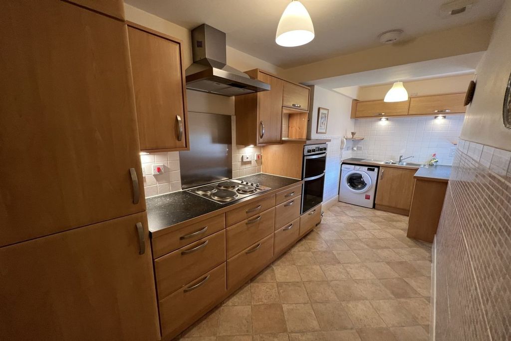 2 bed flat for saleSarno Square, Abergavenny NP7 photo 3
