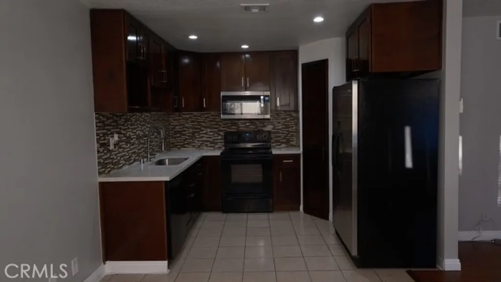 Additional image 5 of 18555 Collins St Unit C33, Tarzana, CA 91356