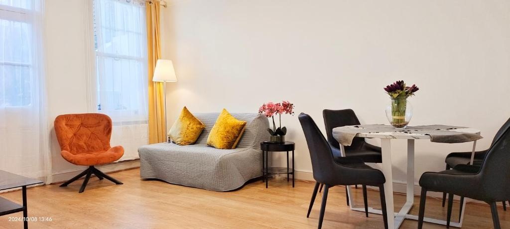 Additional image 2 of 1 Bed Flat, Brechin Place, SW7, N1 7GU