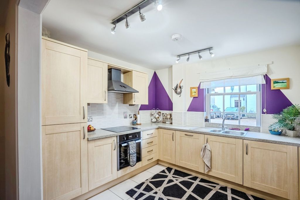 2 bed flat for saleMount Way, Chepstow NP16 photo 2