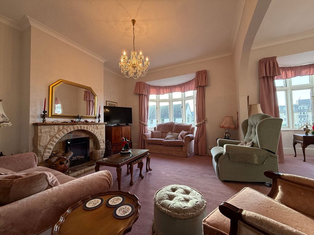 3 bed flat for saleSutton Gardens, Sutton Street, Tenby SA70 photo 5