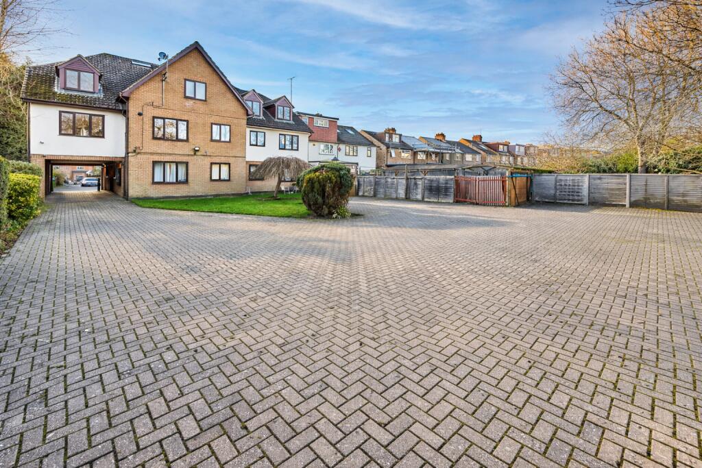 Additional image 9 of The Acorns, Wynchlands Crescent, St. Albans, Hertfordshire, AL4