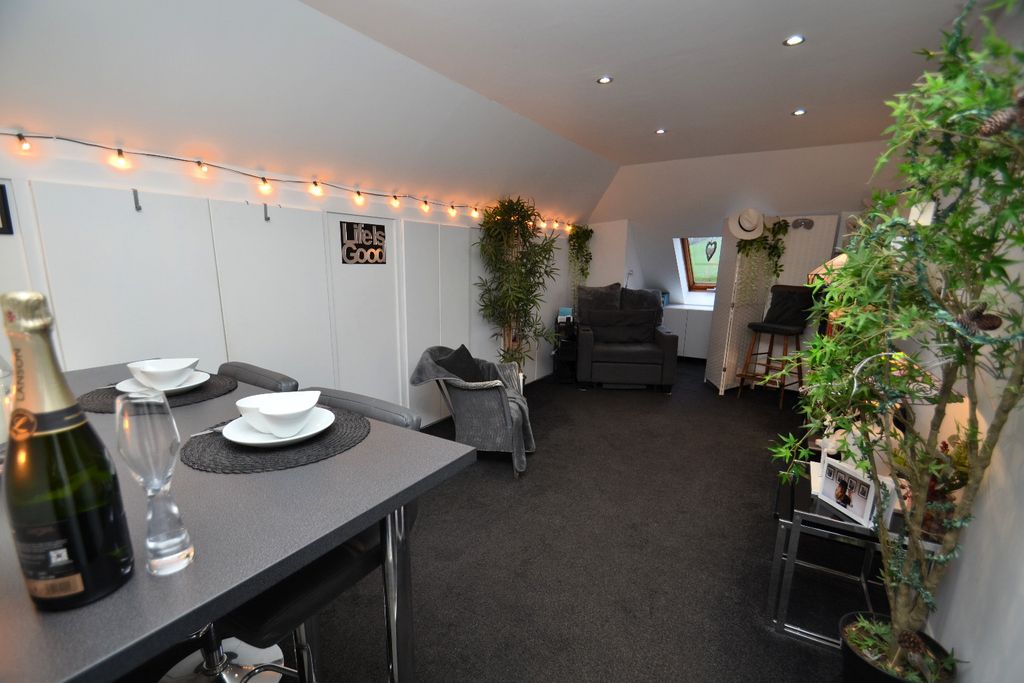 Additional image 5 of 2 bed flat for sale32 Hunterhill Road, Paisley, Renfrewshire PA2