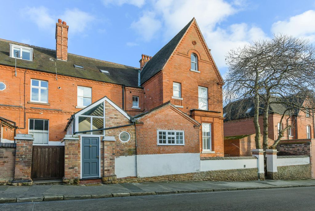 3 bed flat for saleLenton Avenue, The Park NG7