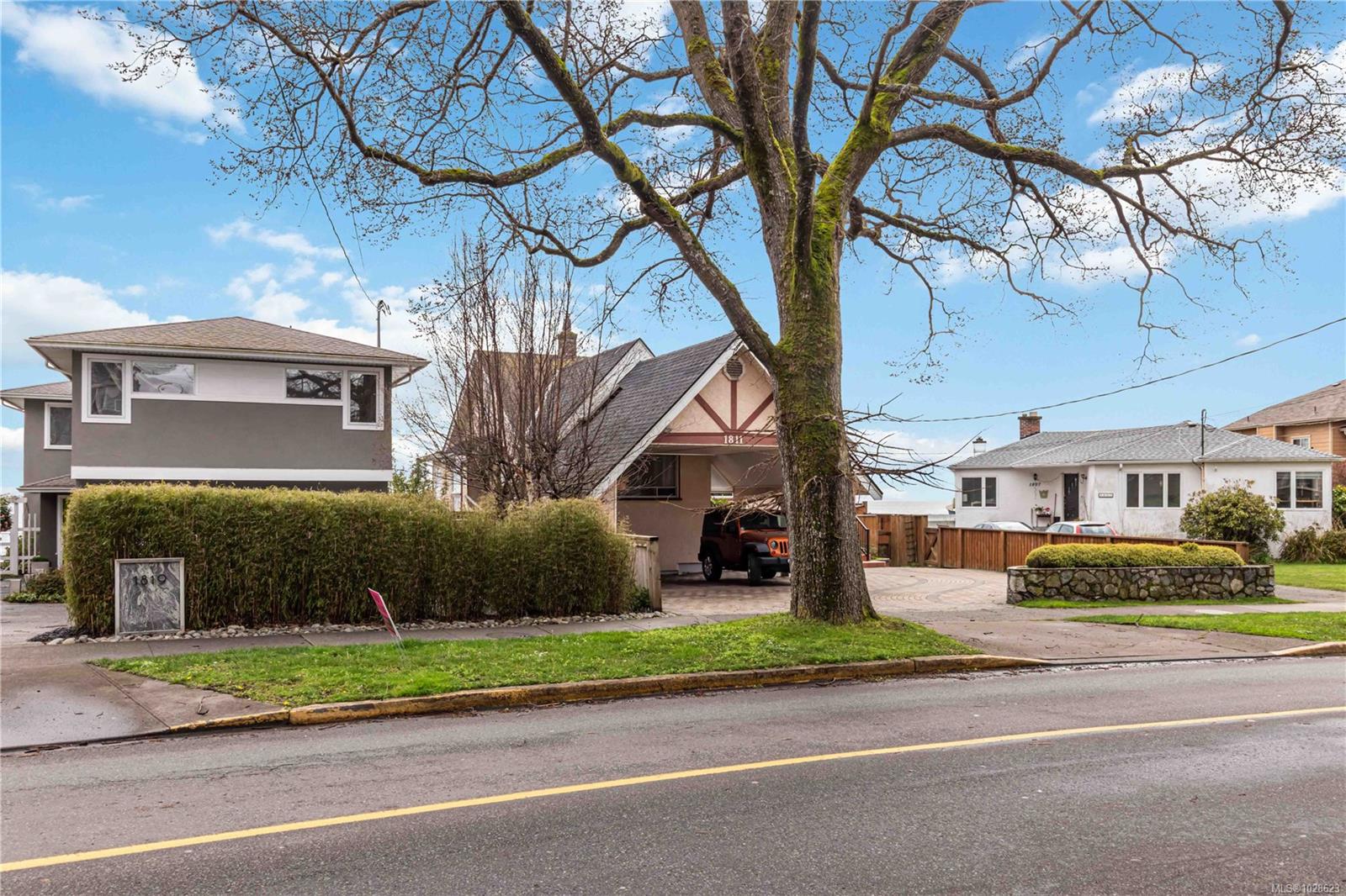 Additional image 3 of 1811 Hollywood Crescent, Victoria, BC, V8S 1J2