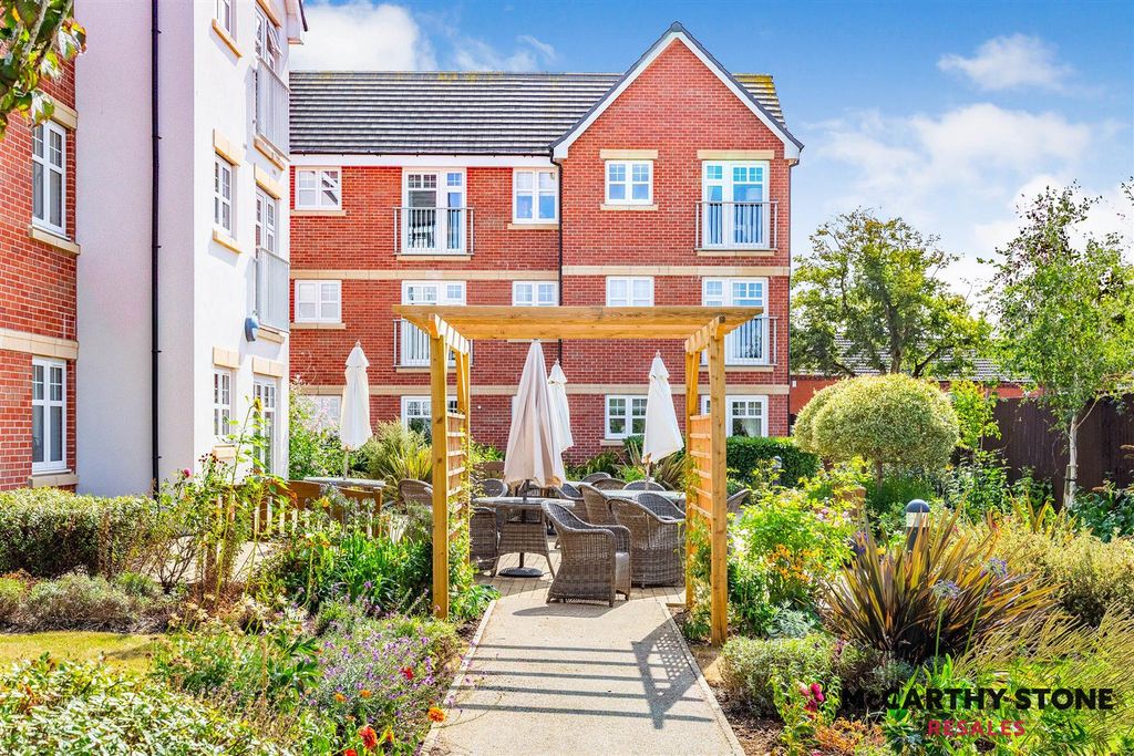 2 bed flat for saleRosebud Court, Westfield Road, Wellingborough NN8
