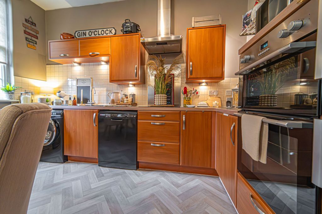 2 bed flat for saleSarno Square, Abergavenny NP7 photo 3