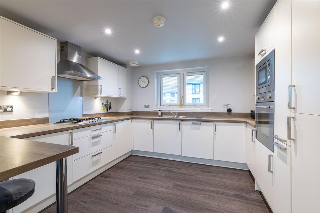 2 bed flat for saleCroll Gardens, Perth PH1 photo 4