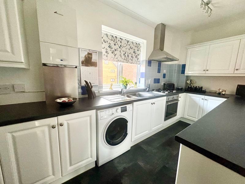 2 bed flat for saleGrosvenor Crescent, Grimsby DN32 photo 4