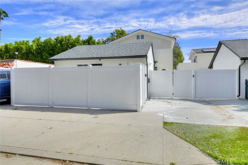 Additional image 2 of 15557 Wyandotte Street, Van Nuys, CA 91406