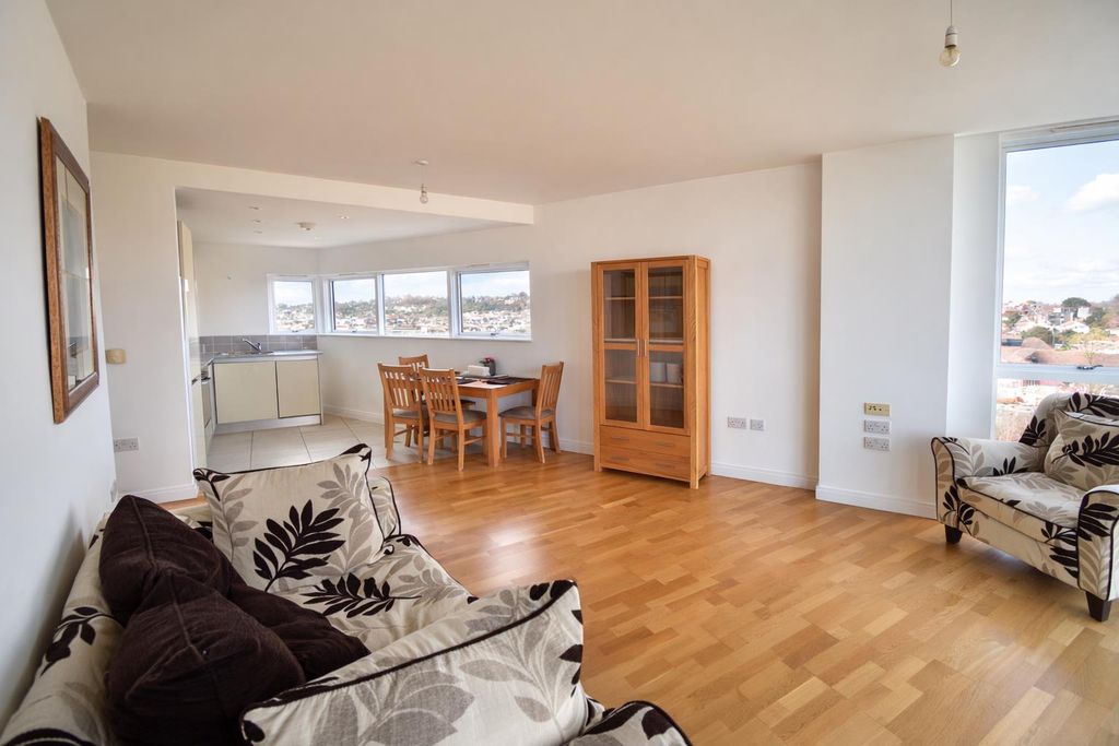 2 bed flat for saleThe Mirage, Portishead BS20 photo 5