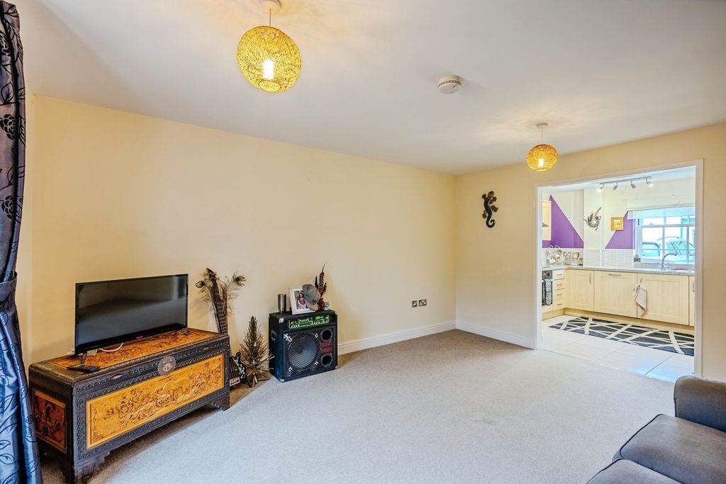 2 bed flat for saleMount Way, Chepstow NP16 photo 5
