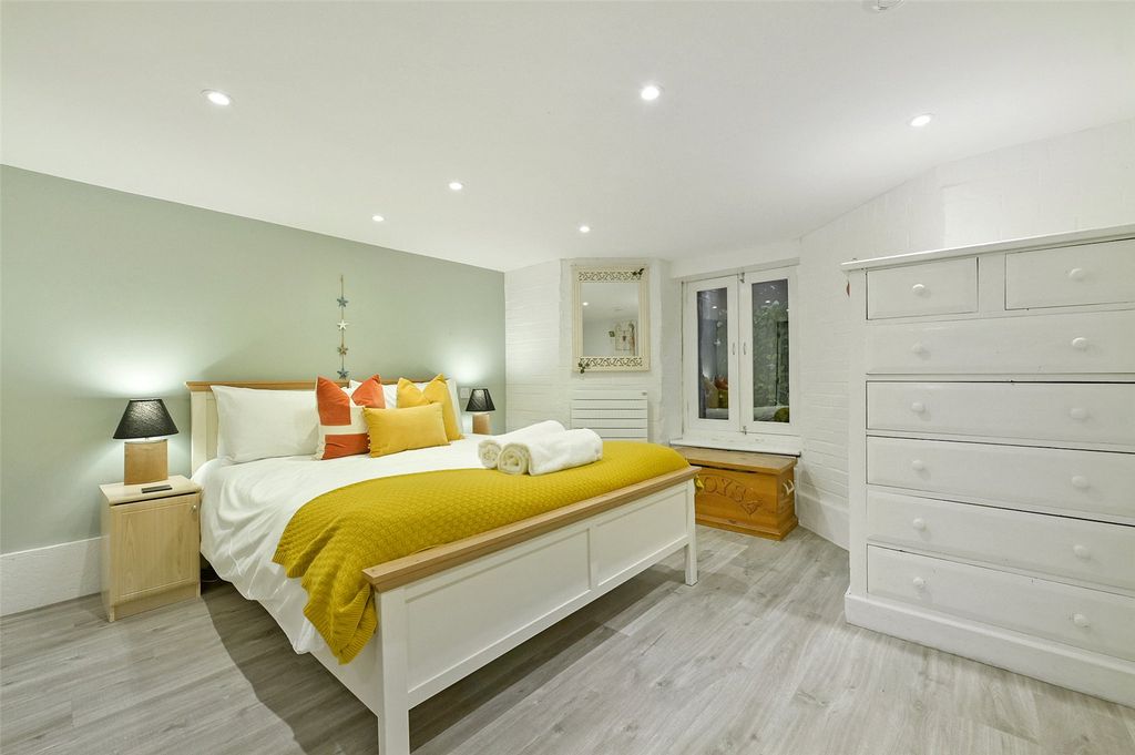 Additional image 9 of 2 bed flat for saleStation Road, Henley-On-Thames, Oxfordshire RG9