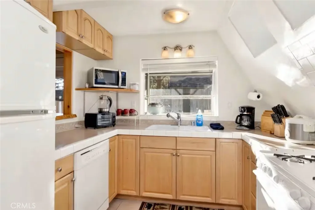 Additional image 8 of 1033 Wendy Avenue, Big Bear City, CA 92314