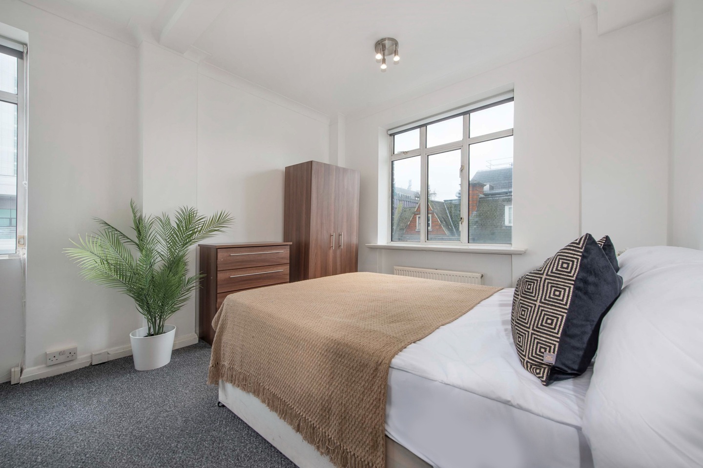 Additional image 6 of Studio Flat, Warren Court, NW1, N1 7GU