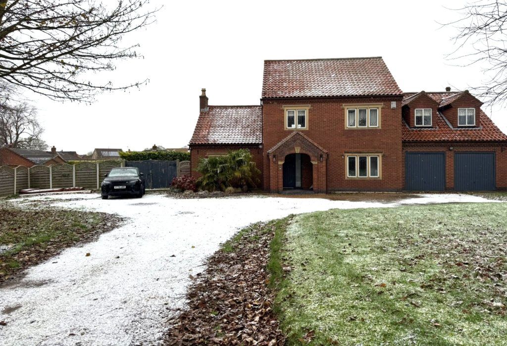 5 bed detached house for sale60 Eastoft Road, Crowle. Scunthorpe. DN17